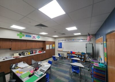 A classroom with many desks and chairs. - Daylighting Solutions & Services for Education & Schools